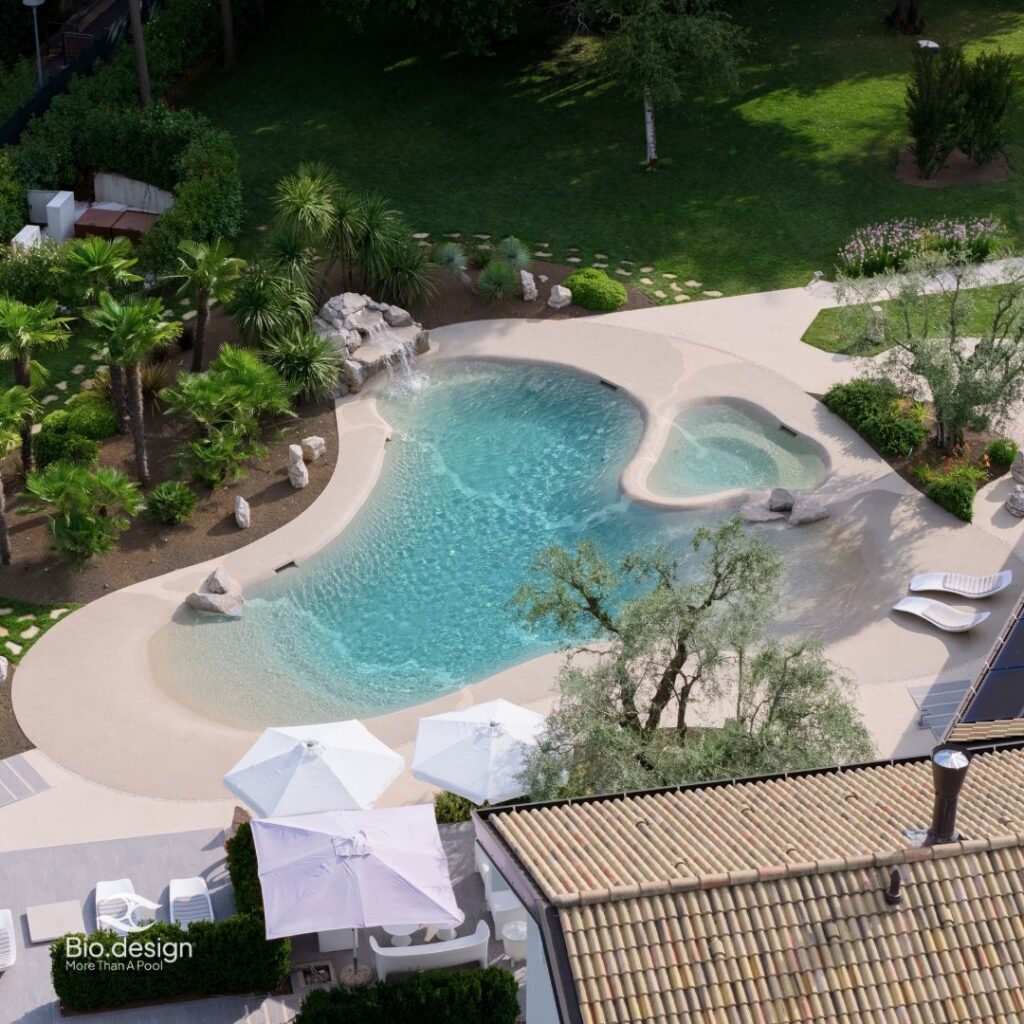 Biodesign Pool mit Strandeinstieg, Wasserfall und angeschlossenem Whirlbereich