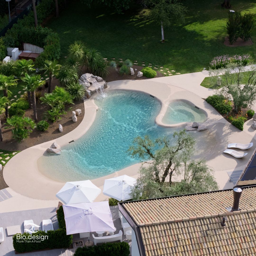 Biodesign Pool mit Strandeinstieg, Wasserfall und angeschlossenem Whirlbereich