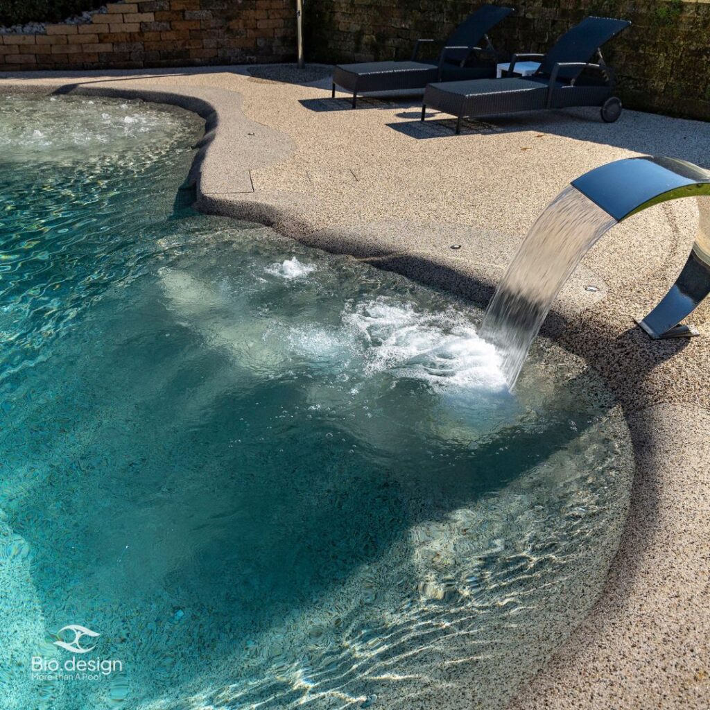 Biodesign Pool mit Massage-Schwalldusche und Sprudeldüsen im flachen Bereich