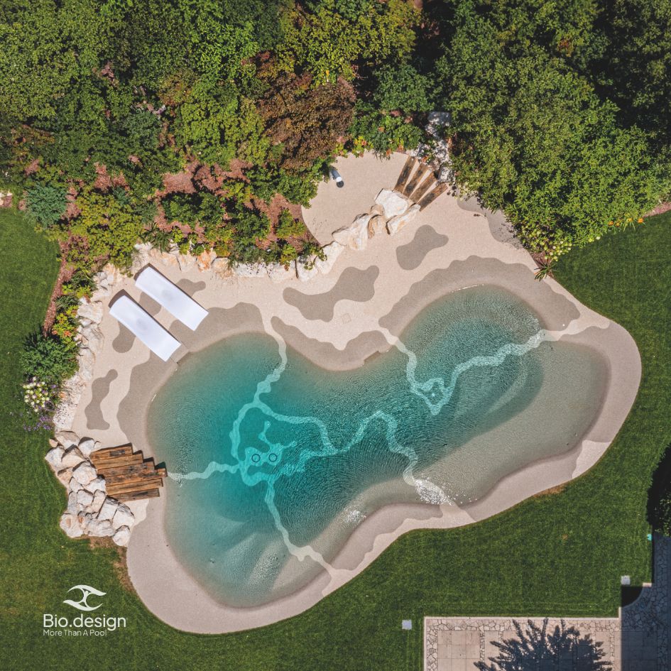 Biodesign Pool aus der Luft mit organischer Form und Sonnenliegen