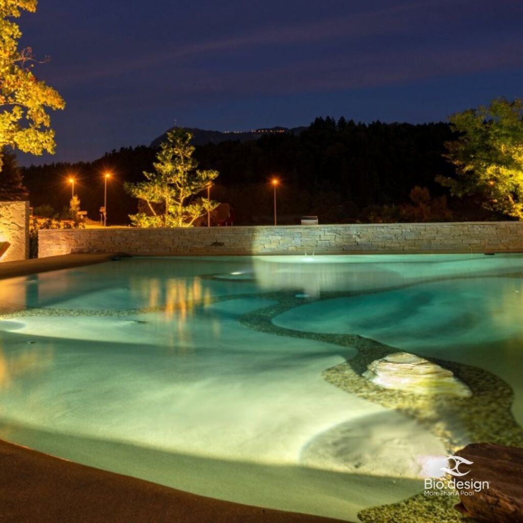 Biodesign Pool mit Unterwasserbeleuchtung und Natursteinmauer